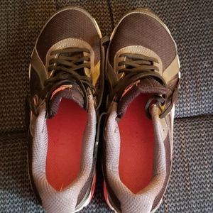 NIKE tennis shoes